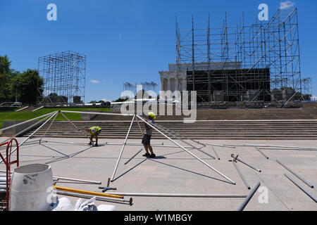 Lavoratori istituito per il prossimo 4 luglio della manifestazione "un saluto a America' a gradini del Lincoln Memorial il 30 giugno 2019, a Washington D.C. Foto Stock