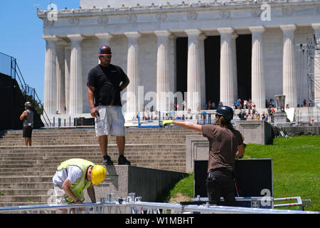 Lavoratori istituito per il prossimo 4 luglio della manifestazione "un saluto a America' a gradini del Lincoln Memorial il 30 giugno 2019, a Washington D.C. Foto Stock