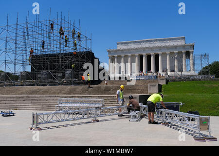 Lavoratori istituito per il prossimo 4 luglio della manifestazione "un saluto a America' a gradini del Lincoln Memorial il 30 giugno 2019, a Washington D.C. Foto Stock