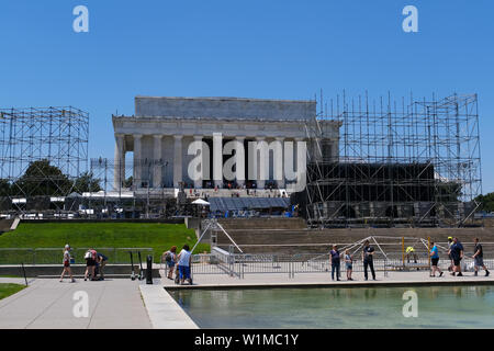 Lavoratori istituito per il prossimo 4 luglio della manifestazione "un saluto a America' a gradini del Lincoln Memorial il 30 giugno 2019, a Washington D.C. Foto Stock