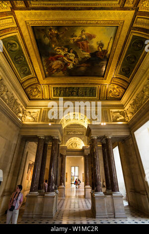 Vista interna del museo del Louvre, soffitto dipinti, Parigi, Francia, Europa Foto Stock
