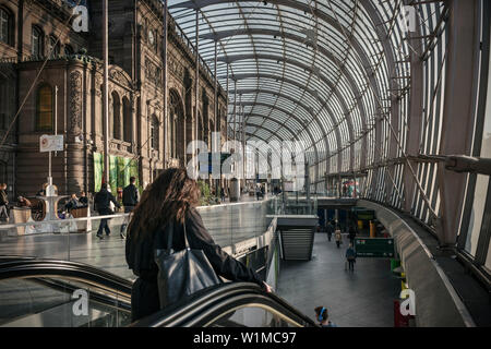 Treno traveler sulla scala mobile alla stazione centrale, Strasburgo, Alsazia, Francia Foto Stock