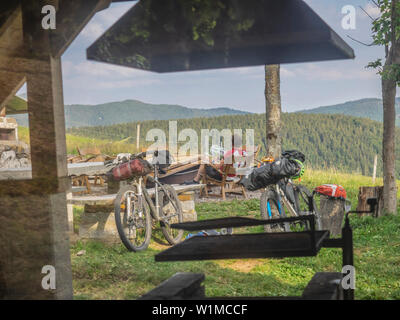 Mountain Biker di prendere un periodo di riposo nella foresta, Baden Württemberg, Germania Foto Stock