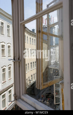 La casa natale di Mozart e la vista della Getreidegasse attraverso una finestra aperta, Salisburgo, Austria Foto Stock