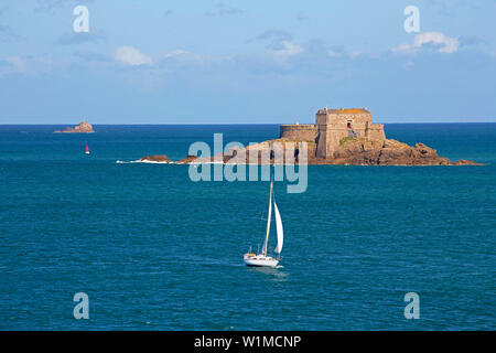 Isola e barca a vela a Saint-Malo, Departement Ille-et-Vilaine Bretagna, Francia, Europa Foto Stock