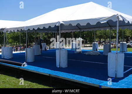 Lavoratori istituito per il prossimo 4 luglio della manifestazione "un saluto a America' a gradini del Lincoln Memorial il 30 giugno 2019, a Washington D.C. Foto Stock