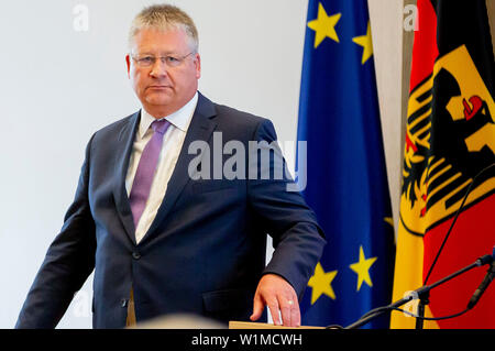 Berlino, Germania. 03 Luglio, 2019. Bruno Kahl, presidente della Federal Intelligence Service, lascia il leggio dopo il suo discorso alla cerimonia di apertura del programma di Master "Intelligenza e gli studi di sicurezza' per il servizio segreto dipendenti presso la sede della Federal Intelligence Service (BND). Credito: Christoph Soeder/dpa/Alamy Live News Foto Stock