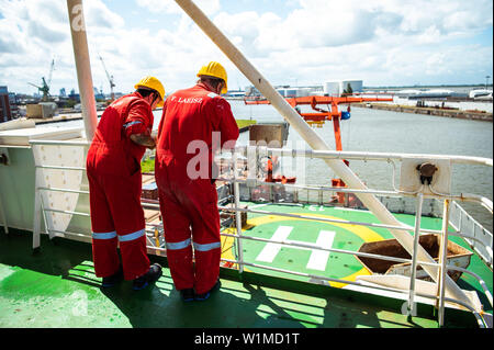 Bremerhaven, Germania. 03 Luglio, 2019. Due lavoratori sono sulla nave di ricerca 'Polarstern', guardando l'elicottero di approdo della nave. Credito: Mohssen Assanimoghaddam/dpa/Alamy Live News Foto Stock