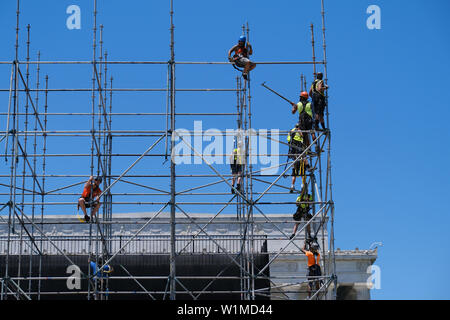 Lavoratori istituito per il prossimo 4 luglio della manifestazione "un saluto a America' a gradini del Lincoln Memorial il 30 giugno 2019, a Washington D.C. Foto Stock