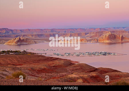 Tramonto sul lago Powell , Wahhweap Bay e Wahweap Marina , Glen Canyon National Recreation Area , Arizona e Utah , U.S.A. , America Foto Stock