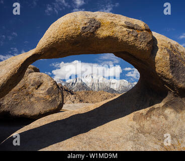 Picco Tunnabora, Mobius Arch, Alabama Hills, nahe Lone Pine, Sierra Nevada, Kalifornien, STATI UNITI D'AMERICA Foto Stock