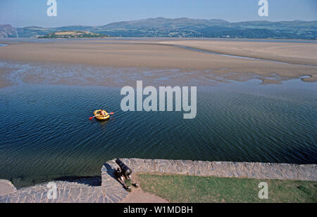 Il cannone da Portmeirion village rivolta Glaslyn estuario a bassa marea sulle rive di Portmeirion stile Italiano village, il Galles del Nord Foto Stock