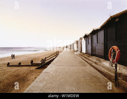 E. George, Denn Sie betruegt man nicht, due persone presso la spiaggia di Walton-on-l'Naze in Essex, Gran Bretagna Foto Stock