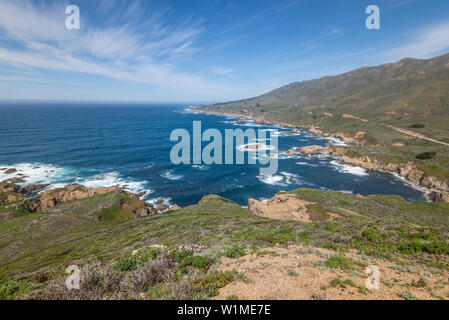 Oceano e montagne. Vista dalla sommità di picco di balena. Garrapata State Park, costa di Monterey, California, Stati Uniti d'America. Foto Stock