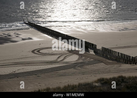 Costa, spiaggia sabbiosa, groyne, Westkapelle vicino a Domburg, costa del Mare del Nord, Zeeland, Paesi Bassi Foto Stock