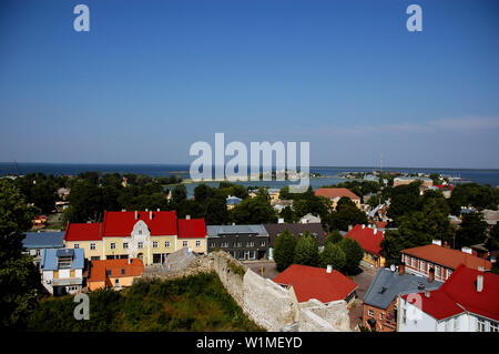 Vista dalla torre del castello dei vescovi su Haapsalu verso il mare, Läänemaa, Western Estonia Estonia Foto Stock