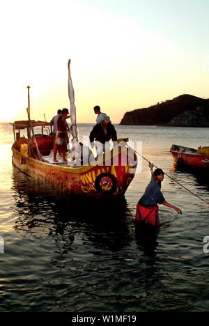 I pescatori in una barca di ritorno da pesca, Taganga, Santa Marta, Colombia, Sud America Foto Stock