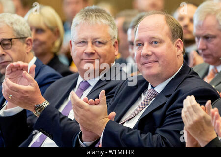 Berlino, Germania. 03 Luglio, 2019. Bruno Kahl (l), presidente della Federal Intelligence Service e Helge Braun (CDU), il Capo della Cancelleria federale, applaudire al termine della cerimonia di apertura del programma di Master "Intelligenza e gli studi di sicurezza' per il servizio segreto dipendenti presso la sede della Federal Intelligence Service (BND). Credito: Christoph Soeder/dpa/Alamy Live News Foto Stock