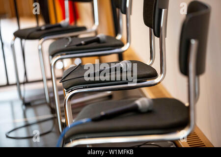 Berlino, Germania. 03 Luglio, 2019. Mirkos per un panel di discussione sono su sedie in occasione della cerimonia di apertura del Master "Intelligenza e gli studi di sicurezza' per il servizio di intelligence dipendenti presso la sede della Federal Intelligence Service (BND). (Il panel di discussione non è stato permesso di essere fotografato per motivi di sicurezza.) Credito: Christoph Soeder/dpa/Alamy Live News Foto Stock