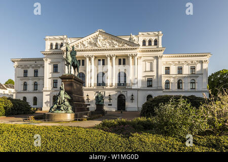 Altona Municipio dal 1898 a Platz der Republik ad Amburgo nel sole della sera, Altona, Germania settentrionale, Germania Foto Stock