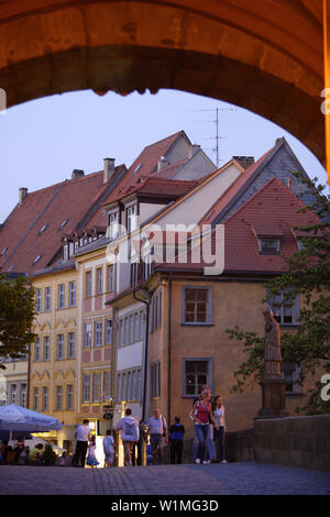 Vista attraverso archway oltre il ponte, Bamberg, Alta Franconia, Baviera, Germania Foto Stock
