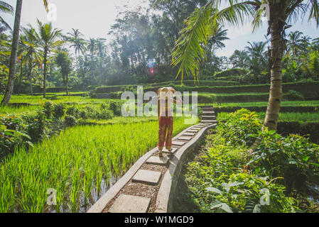 Bella ragazza visitando il Bali campi di riso in tegalalang, Ubud. Concetto di popolo, wanderlust viaggi e turismo lifestyle Foto Stock