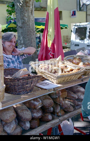La donna vende il pane, Nyons, Drome Francia Foto Stock