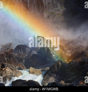 Abbassare Yosemite Falls, Yosemite Creek, Rainbow, Yosemite National Park, California, Stati Uniti d'America Foto Stock