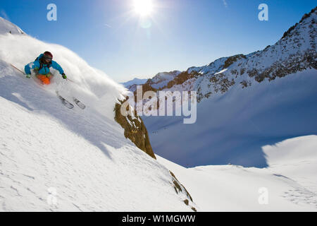 Sciatore freeride in valle Guspis, Gemsstock regione sciistica, Andermatt, Canton Uri, Svizzera Foto Stock