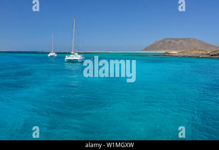 Le navi a vela in mare turchese di fronte all isola di Isla de la Lobos, Parque Nationale de Los Lobos, Fuerteventura, Isole Canarie, Spagna Foto Stock