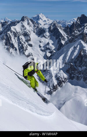 Sciatore sci in Vallee Blanche, Aiguille du Midi 3842 m, Chamonix, Francia Foto Stock