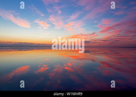 Sera nuvole riflettono in appartamenti vicino a Faro Westerhever, penisola di Eiderstedt, Schleswig-Holstein, Germania Foto Stock