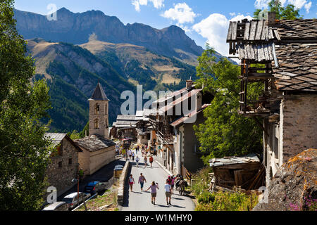 Saint Veran, uno dei più bei villaggi di Francia, Guillestre, Queyras, Regione Provence-Alpes-Côte d'Azur, Hautes-Alpes, Francia, Europa Foto Stock