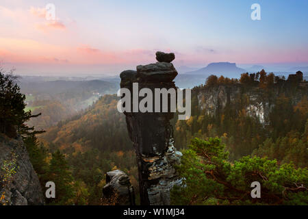 Wehlnadel, vista Bastei rocce, Lilienstein in background, Parco Nazionale Svizzera Sassone, Elba montagne di arenaria, Sassonia, Germania Foto Stock