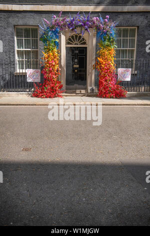 A Downing Street, Londra, Regno Unito. Il 3° luglio 2019. Il Primo Ministro inglese non lascia 10 di Downing Street per partecipare settimanalmente i Primi Ministri domande in Parlamento, con l'ingresso n. 10 decorate in arcobaleno colorato display floreale per celebrare l'orgoglio. Orgoglio a Londra parade avviene su Sabato 6 luglio. Credito: Malcolm Park/Alamy Live News. Foto Stock