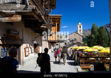 Saint Veran, uno dei più bei villaggi di Francia, Guillestre, Hautes-Alpes, Francia Foto Stock