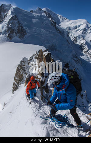 Alpinista a Cosmicgrat, Aiguille du Midi 3842 m, Chamonix, Francia Foto Stock