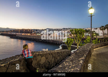 Puerto del Carmen, la passeggiata al crepuscolo, Lanzarote, Isole Canarie, Spagna Foto Stock