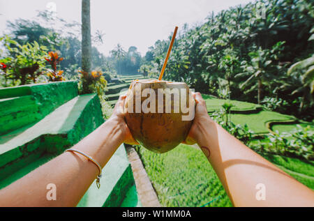 Bella ragazza visitando il Bali campi di riso in tegalalang, Ubud. Concetto di popolo, wanderlust viaggi e turismo lifestyle Foto Stock