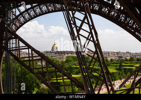 Champ de Mars e la cupola des Invalides come visto da un livello inferiore della torre Eiffel, Parigi, Francia, Europa Foto Stock