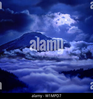 Moon over Vulcano Chimborazo, Ecuador, Sud America Foto Stock