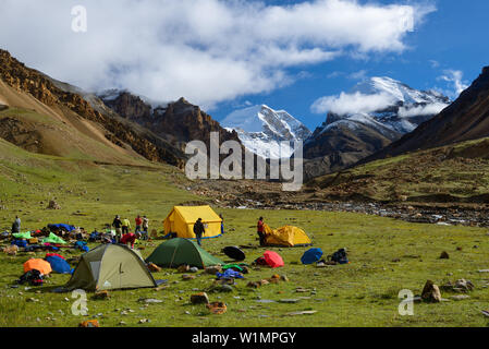 High Camp, il Campo Base del 4900 m accanto al flusso Labse Khola sul modo da Nar su Teri Tal a Mustang con vedute di Khumjungar Himal sinistra (6759 m Foto Stock