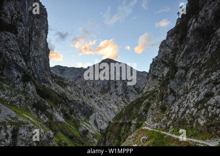 Sentiero escursionistico Ruta del Cares è il collegamento di Bulnes e Poncebos, Cabrales, montagne del Parque Nacional de los Picos de Europa, Asturias, Spagna Foto Stock