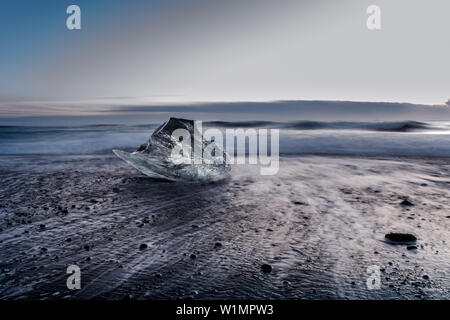 Joekulsarlon, Growler sulla spiaggia al tramonto, Glacierlagoon, ghiacciaio Vatnajoekull, inverno, Islanda Foto Stock