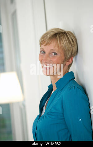 Donna matura sorridente in telecamera, Stiria, Austria Foto Stock
