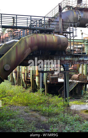 In disuso altoforno di un vecchio impianto industriale, Duisburg Nord della Renania settentrionale-Vestfalia, Germania Foto Stock