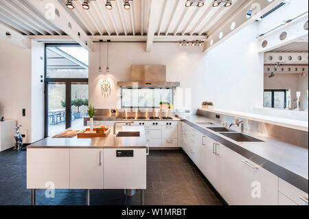Cucina a pianta aperta all'interno di una villa di Bauhaus, Sauerland, Germania Foto Stock