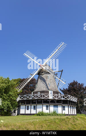 Mulino a vento vicino Sobygaard, Isola di AErø, Sud Funen arcipelago, danese del Mare del sud le isole, sud della Danimarca, la Danimarca, la Scandinavia, il Nord Europa Foto Stock