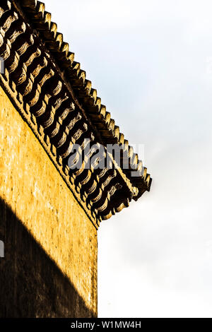 Ornamenti sul tetto di un vecchio edificio residenziale nel centro storico di Granada, Andalusia, Spagna Foto Stock