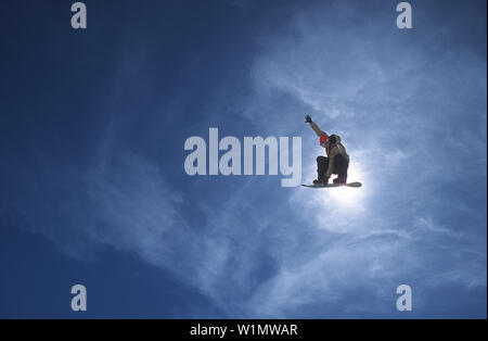 Snowboarder a metà in aria, Zugspitze, Garmisch-Partenkirchen, Deutschland Foto Stock